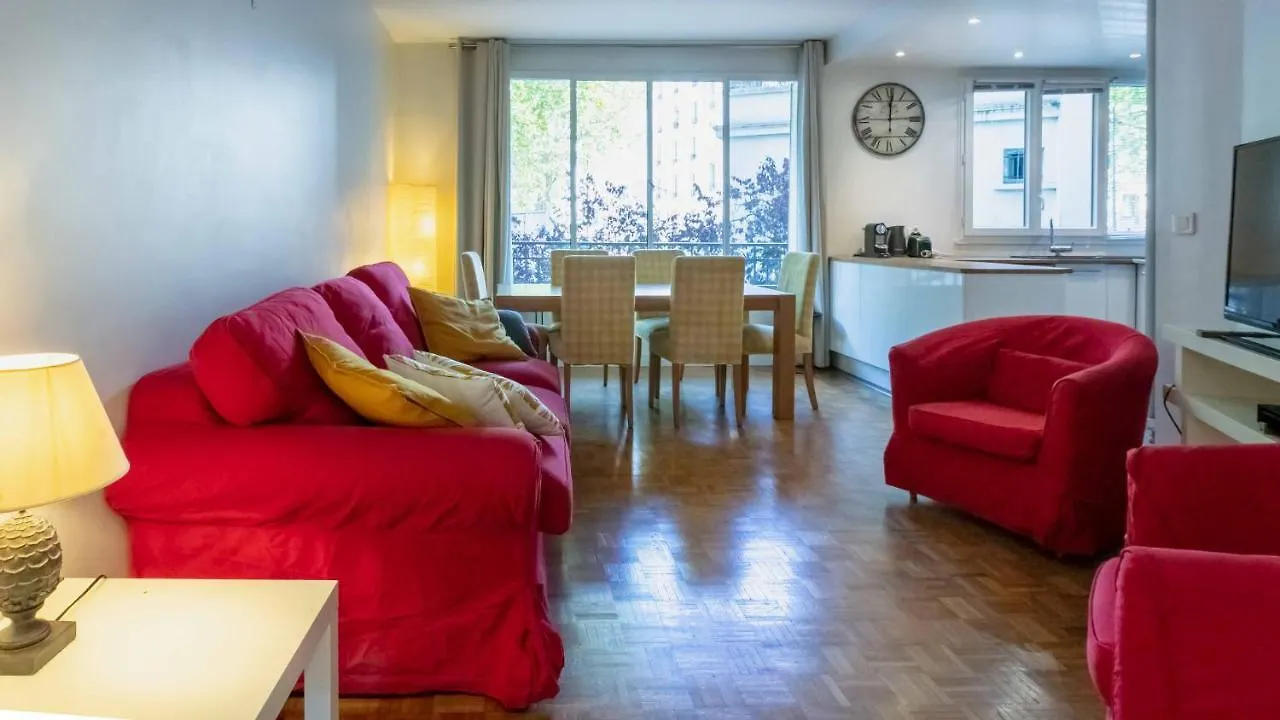 Ξενοδοχείο με διαμερίσματα - Spacious 3 Flat For Families - 3 Minutes From Metro Station